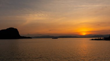 Malezya 'da Langkawi, Kedah adasında gün batımının güzel manzarası.