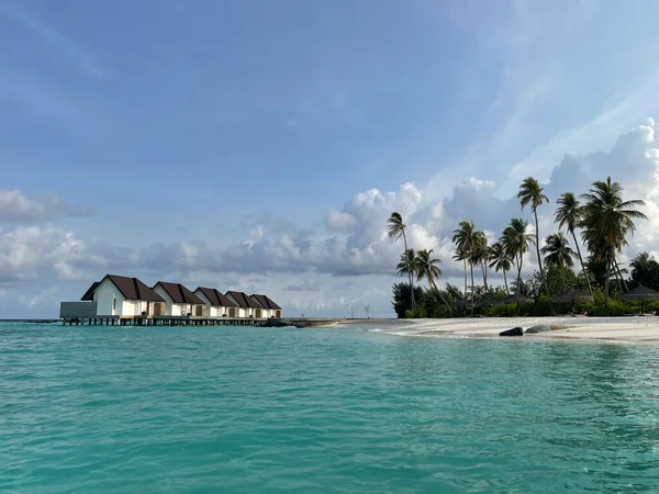 Hermosas Vistas Una Isla Tropical Con Villas Acuáticas Distancia Las —  Fotos de Stock