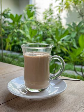 Sütlü çay bardağı. Cam bardağa odaklan..