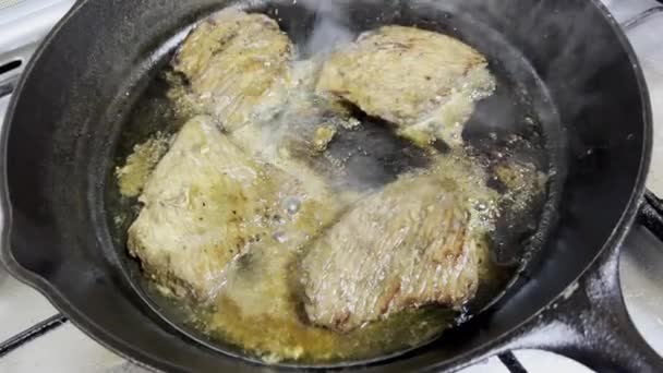 Primer Plano Imágenes Estáticas Carne Rodajas Que Cocinan Una Sartén — Vídeos de Stock