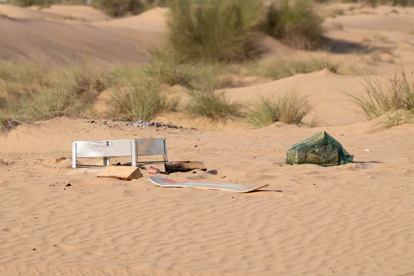 Металеві Пластикові Інші Сміття Залишені Людьми Які Забруднюють Пустелю Дубаї — стокове фото