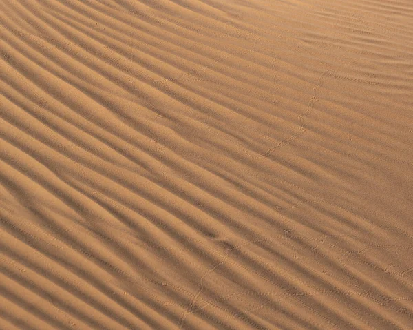 アラブ首長国連邦のドバイの砂漠で砂丘の波のパターンのビュー 砂漠の砂の質感の背景 — ストック写真