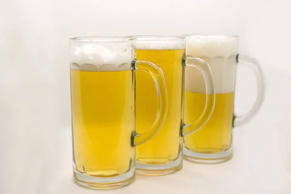 Trzy szklaneczki z piwem na białym tle — Zdjęcie stockowe