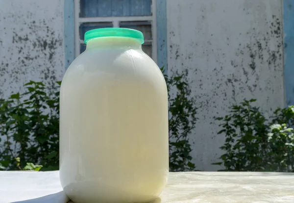 Leche Fresca Después Del Ordeño Mesa Botella Cristal Con Tapa — Foto de Stock