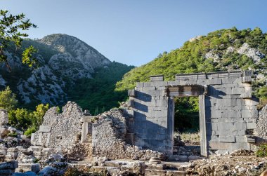Antik Olimpos (Olympus) kentinin kalıntıları. Cirali plajı, Antalya bölgesi, Türkiye.