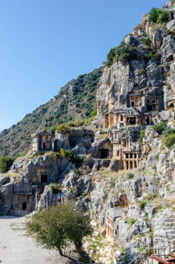 Eski bir lisan şehri olan Myra 'da taşla kesilmiş nekropolis mezarları. Antalya ilinin çağdaş Demre kentinin toprakları, Türkiye