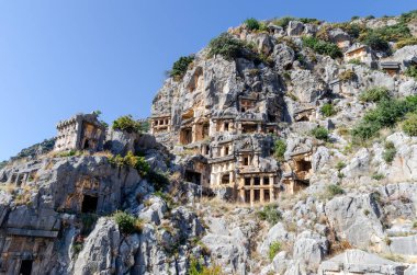 Eski bir lisan şehri olan Myra 'da taşla kesilmiş nekropolis mezarları. Antalya ilinin çağdaş Demre kentinin toprakları, Türkiye
