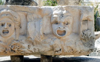 Tarihi taş teatral maskeler antik Myra şehrinde amfi tiyatronun rahatlatması. Antalya ilinin çağdaş Demre kentinin toprakları, Türkiye