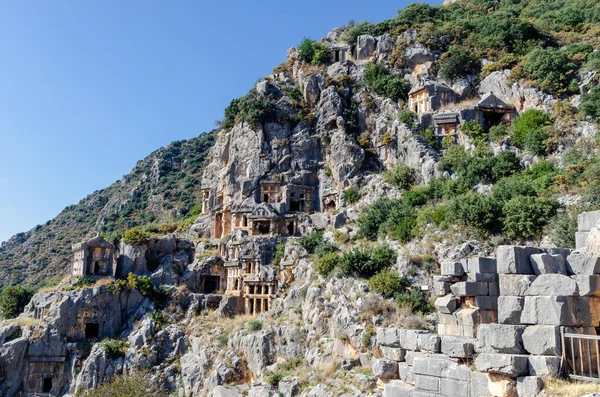 Myraの古代のリュキアの都市でネクロポリスのロックカットの墓 近代的なデムレ市 アンタルヤ県 トルコの領土 — ストック写真
