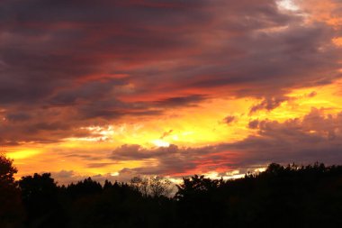 Arkaplan olarak yakıcı gün batımı