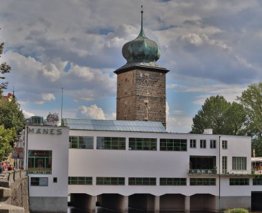 Prag 'daki Mnes sergisinde. Tarihi şehir Prag, rıhtım.