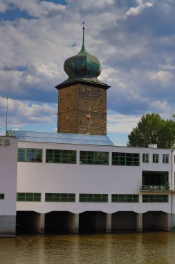 Prag 'daki Mnes sergisinde. Tarihi şehir Prag, rıhtım.