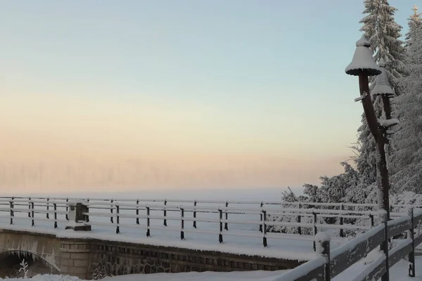 贝德里霍夫水库大坝 冬季雪景 — 图库照片
