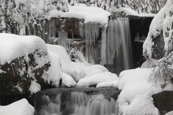 Zmrzlý Vodopád Potoce Jedlov Jizerských Horách Zimní Krajina — Stock fotografie