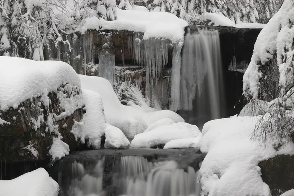 Cascade Gelée Sur Ruisseau Jedlov Dans Les Monts Jizera Paysage — Photo