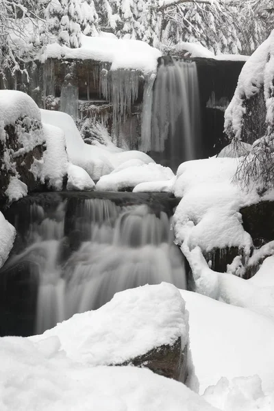 Jizera Dağları Ndaki Jedlov Nehrinde Donmuş Şelale Kış Manzarası — Stok fotoğraf