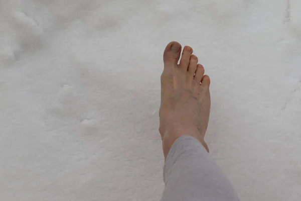 赤脚站在雪地里 快乐地走在路上 — 图库照片