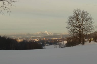 Karlı dağ manzarası, tepelerin manzarası Jetd vericisiyle kendine özgü bir tepe noktası..
