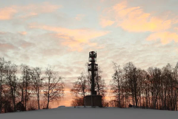 Nisanka gözcü kulesi Jizera Dağları 'nda. Güneşin doğuşunda karlı manzara.