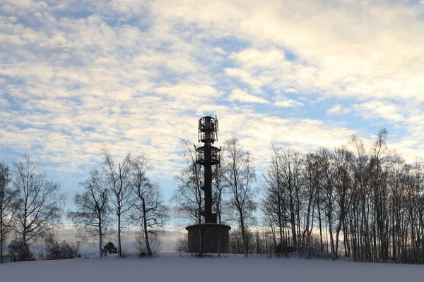Nisanka gözcü kulesi Jizera Dağları 'nda. Güneşin doğuşunda karlı manzara.