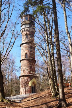 Kopanina gözcü kulesi, mavi gökyüzü ve ağaçlar