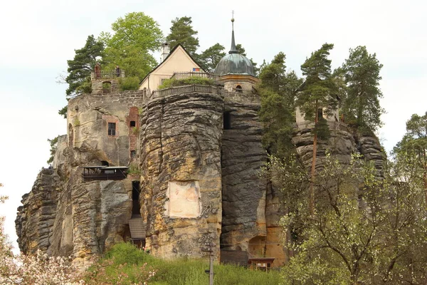 Kaya kalesi ve inziva, Sloup Vechch, bir kayanın üzerindeki kale kalıntıları.