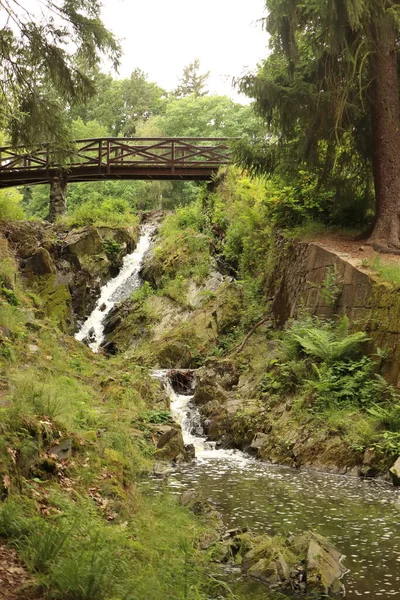 Pequeña Cascada Montaña Con Pasarela Madera — Foto de Stock