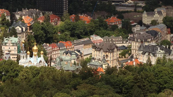 Karlovy Vary 'nin kaplıca kasabasının yukarıdan görünüşü