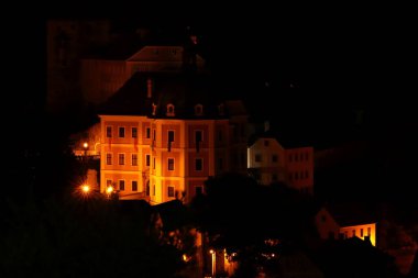 Beov Eyalet Şatosu gece karanlığında ışıklarla aydınlandı.