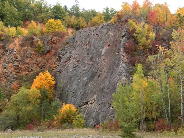 Jesienny Krajobraz Skałą Kolorowymi Drzewami Pomarańczowymi — Zdjęcie stockowe