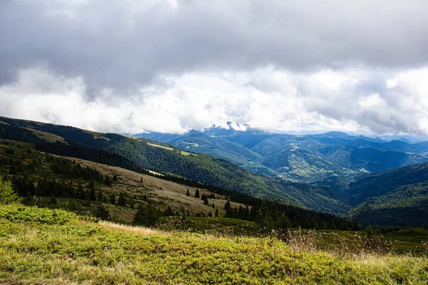 Uitzicht Groene Blauwe Bergen Achtergrond Met Witte Wolken Blauwe Lucht — Stockfoto