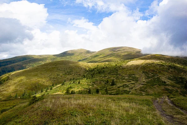 Groene Vallei Hoog Bergen Uitzicht Blauwe Lucht Met Witte Wolken — Stockfoto