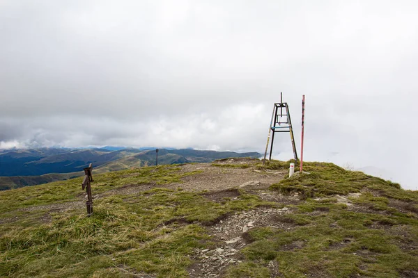 Utsikt Över Bergstoppen Bakgrund Med Vita Moln Och Blå Himmel — Stockfoto