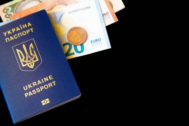 Avrupa parası olan Ukrayna pasaportu. Arka planda da fotokopi alanı var. Göç ve mülteci kavramı