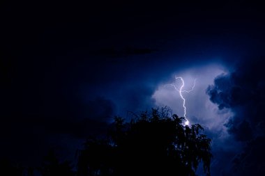 Fırtınalı bir gecede gökyüzü. Dramatik hava.