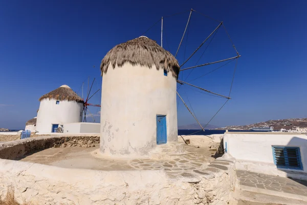 Väderkvarnar i mykonos — Stockfoto