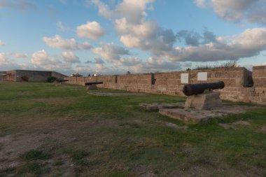 acre duvarlarında eski silahlar