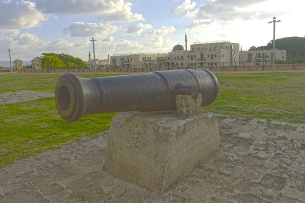Old Gun on Acre Walls — Stock Photo, Image