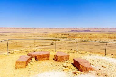 Güney İsrail 'deki Negev Çölü' nde bir gözlem noktası ve Makhtesh (krater) Ramon manzarası. Büyük bir erozyon sirkinin jeolojik bir alanı.