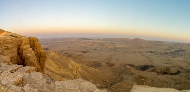 Gün batımı manzarasına Makhtesh (krater) Ramon, Negev Çölü, Güney İsrail. Bir büyük erozyon cirque jeolojik bir ülke olduğunu