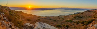 Kuzey İsrail, Golan Tepeleri 'nden Galilee Denizi' nin panoramik günbatımı manzarası