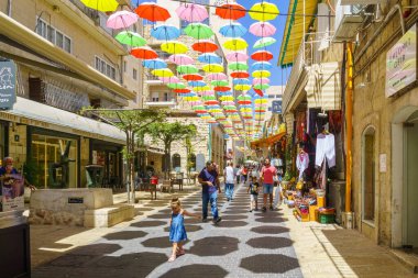 Kudüs, İsrail - 30 Ağustos 2021: Yoel Moshe Solomon Caddesi 'ndeki yayalar ve renkli şemsiyeler, tarihi Nachalat Shiva Mahallesi, Kudüs' ün pitoresk merkezi