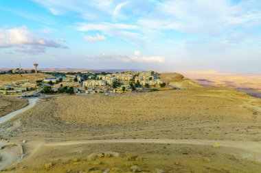 Mitzpe Ramon kasabasının Makhtesh Ramon manzarası, Negev Çölü, Güney İsrail