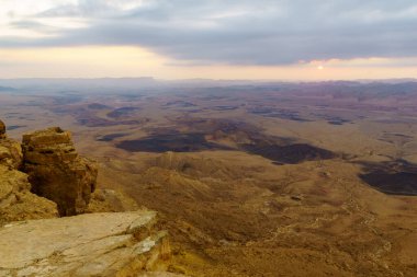 Makhtesh (krater) Ramon, Negev Çölü, Güney İsrail gündoğumu görünümü. Bir büyük erozyon cirque jeolojik bir ülke olduğunu