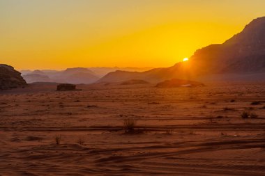 Wadi Rum 'daki kum ve kumtaşı kayalıkları, Güney Ürdün' deki çöl parkı.