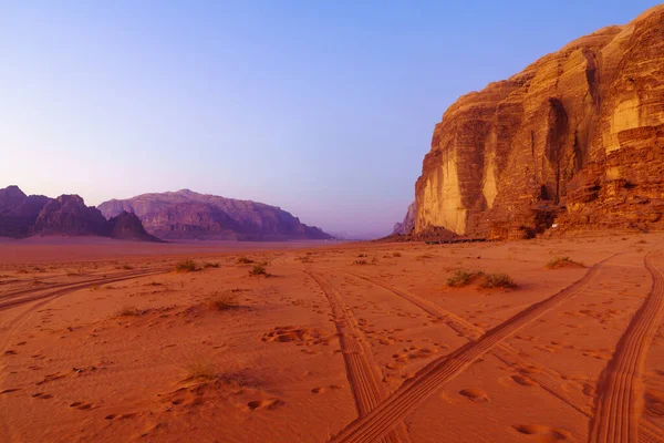 ブルーアワー 日没後 南ヨルダンの砂漠公園ワディ ラムの砂と砂岩の崖の景色 — ストック写真