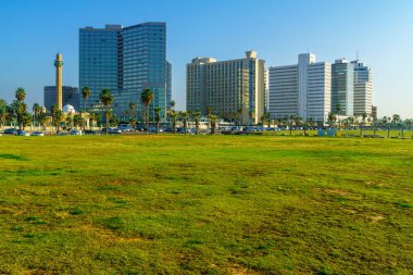 Tel Aviv, İsrail - 23 Kasım 2021: Charles Clore Parkı manzarası, otel binaları, Hasan Bek Camii, yerel halk ve ziyaretçiler. Şimdi Tel Aviv-Yafo, İsrail