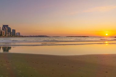 Tel-Aviv 'in ve yaşlı Jaffa' nın sahil şeridinin günbatımı manzarası. Şimdi Tel Aviv-Yafo, İsrail
