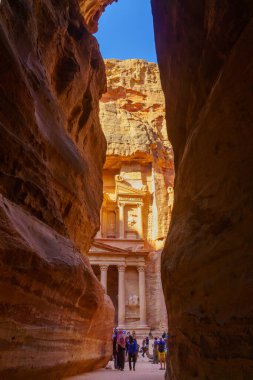 Petra, Ürdün - 23 Ekim 2021: Güney Ürdün 'ün Petra kentindeki antik Nabatea kentindeki ziyaretçilerle birlikte Hazine (El-Khazneh) manzarası
