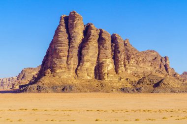 Wadi Rum 'da, Güney Ürdün' deki çöl parkında, Bilgeliğin Yedi Sütun kaya oluşumunun görüntüsü.